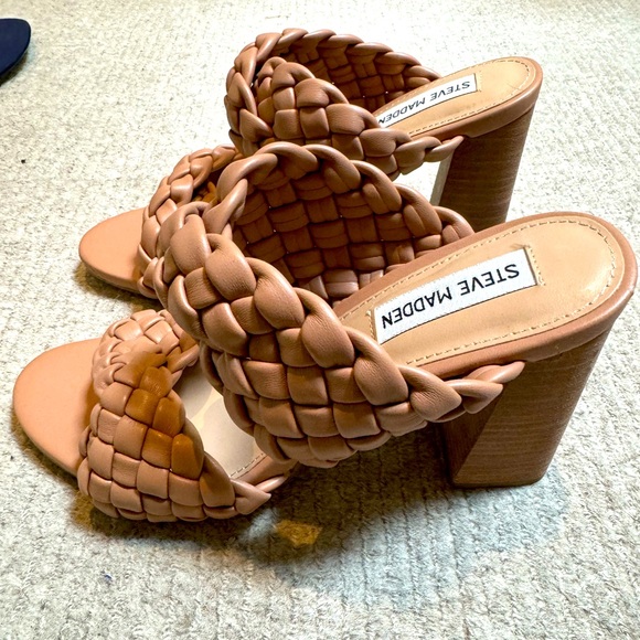 Steve Madden woven twisted heeled sandals women size 9. Good condition. - Picture 2 of 3
